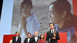 Karlovarský festival ovládl film Padlé ovoce o lesbické lásce v Myanmaru. Bodoval i film o Basikové Karlovarský festival ovládl film Padlé ovoce o lesbické lásce v Myanmaru. Bodoval i film o Basikové