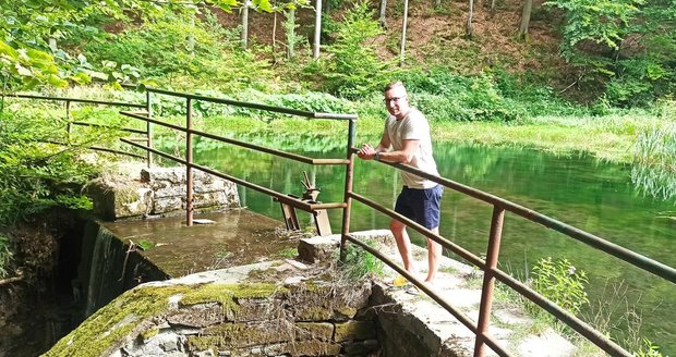 Majitel údolí Jonáš Smetana (27) na hrázi nádrže. Ta se musí udělat celá nová.