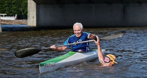 Profesor Pavel Pafko (86) je velký sportovec. Rád jezdí na kajaku i na kole. Muž ve vodě je jeho lékařský kolega - kardiolog profesor Jan Pirk (78).