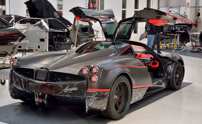 Pagani v září otevře novou továrnu, stavět bude Huayru Roadster