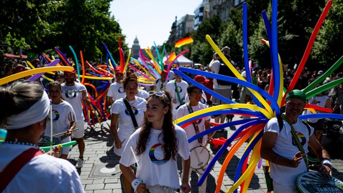 Prague Pride vrcholí, v ulicích jsou tisíce lidí. Prague Pride vrcholí, v ulicích jsou tisíce lidí.