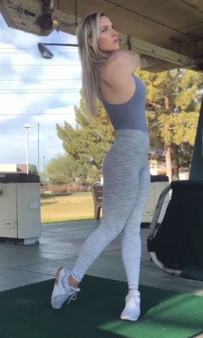 Golfistka Paige Spiranacová sleduje svůj odpal