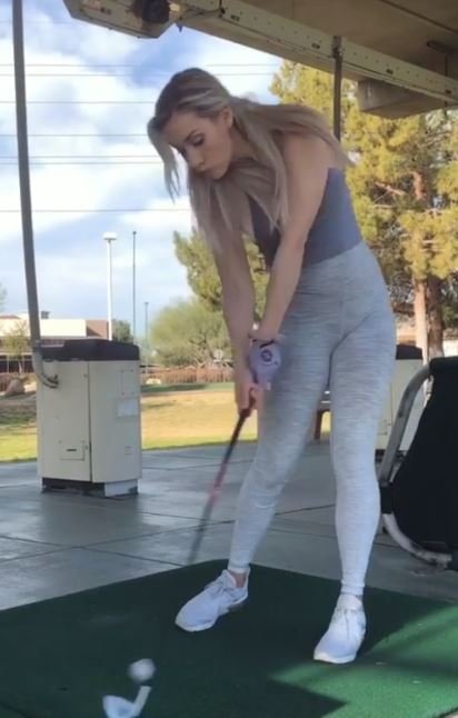 Zásah. Golfistka Paige Spiranacová umí fanoušky svými odpaly potěšit 