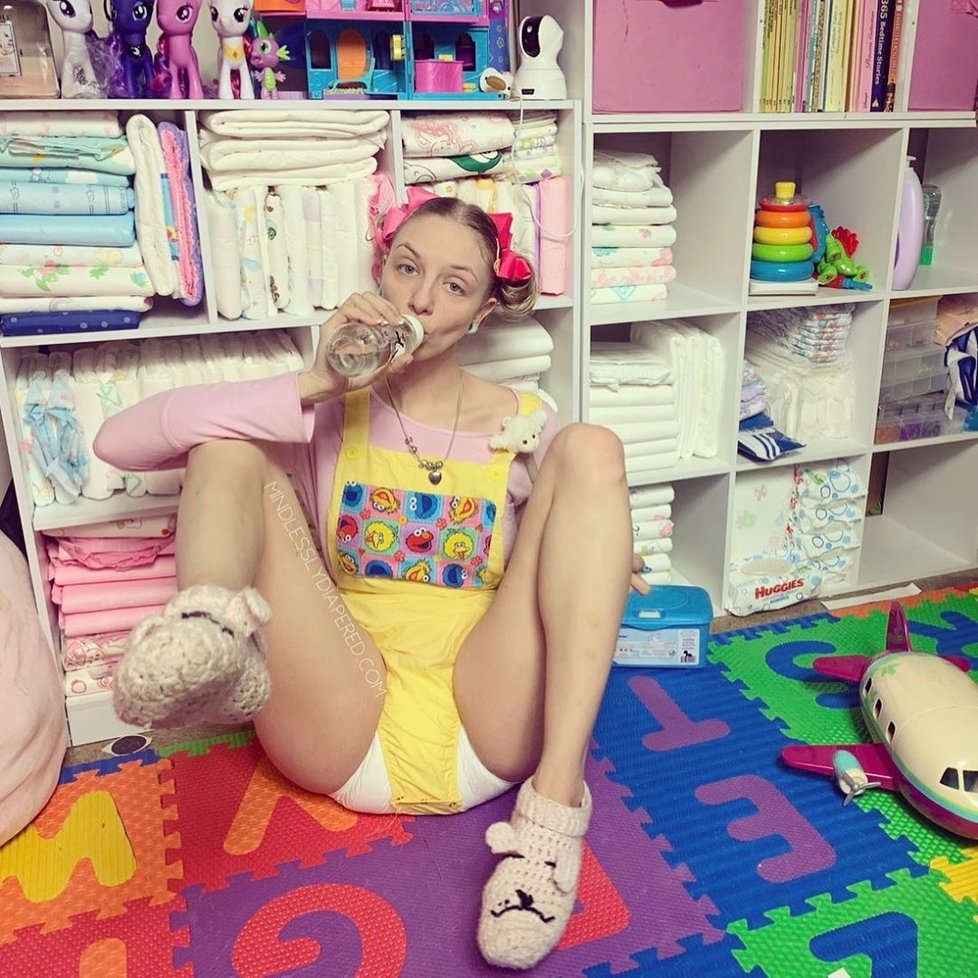 Paigey Miller vyznává úchylku ABDL (adult baby/diaper lover). Ráda se obléká jako miminko a počůrává se.