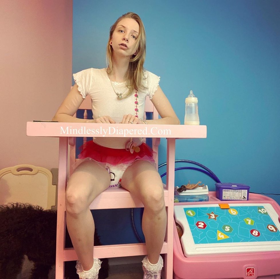 Paigey Miller vyznává úchylku ABDL (adult baby/diaper lover). Ráda se obléká jako miminko a počůrává se.