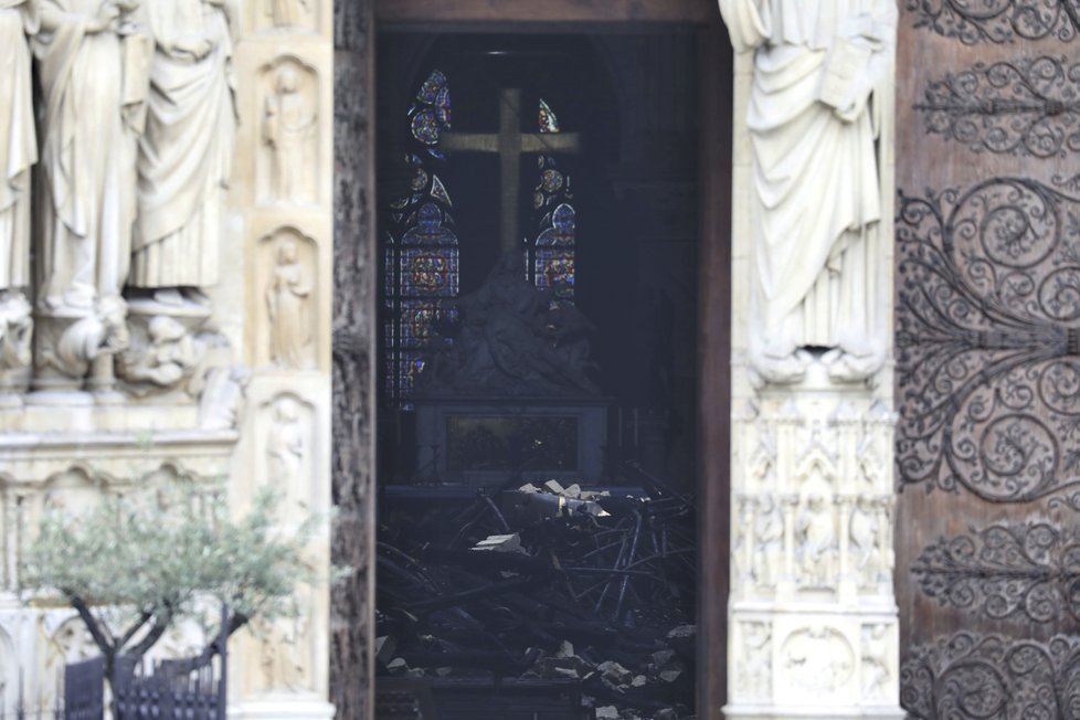 Pohled do chrámové lodi vyhořelé katedrály Notre-Dame.