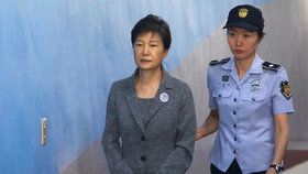 Bývalou jihokorejskou exprezidentku Pak Kun-hje poslal soud za korupční podvody na 24 let do vězení