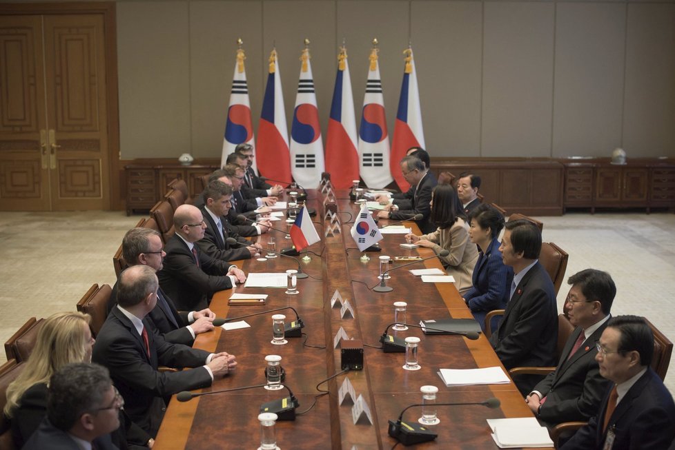Premiér Bohuslav Sobotka se sešel s jihokorejskou prezidentkou Pak Kun-hje.