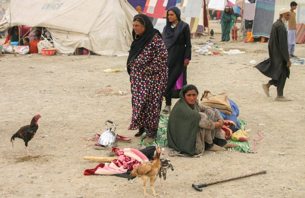 Některé afghánské rodiny se dostaly za hranice Pákistánu, na místě vytvořily dočasné kempy.