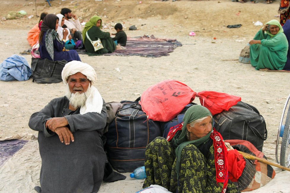 Některé afghánské rodiny se dostaly za hranice Pákistánu, na místě vytvořily dočasné kempy.