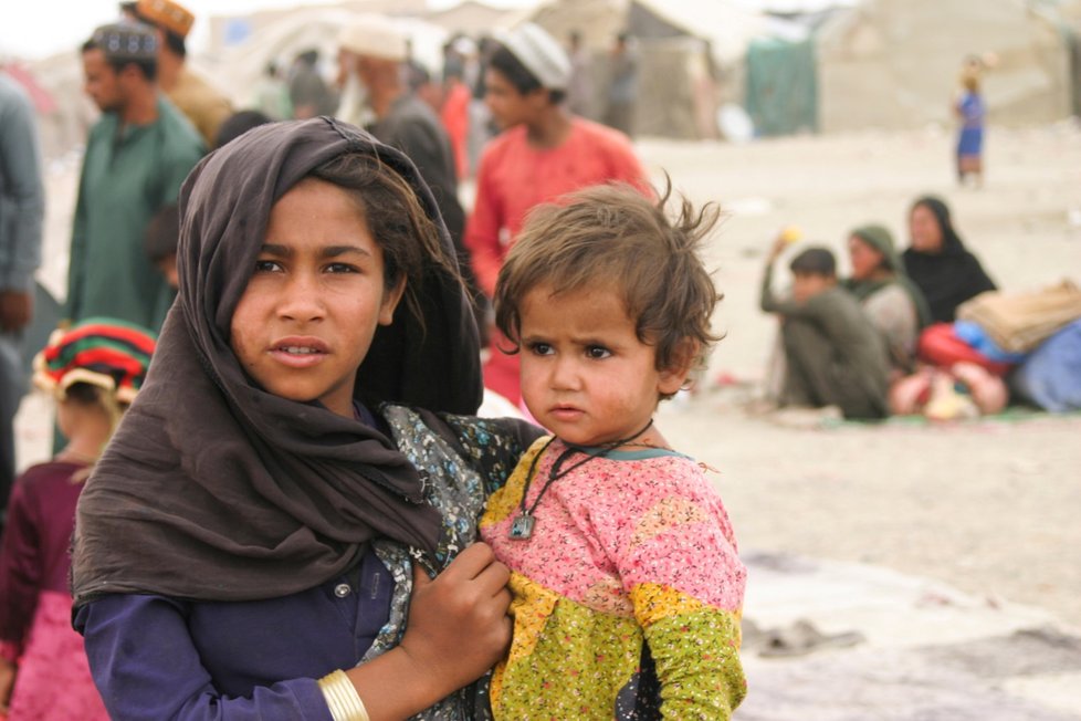 Některé Afghánské rodiny se dostaly za hranice Pákistánu, na místě vytvořily dočasné kempy.