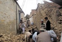 Zemětřesení v Afghánistánu má 22 obětí. V troskách domů umíraly i děti