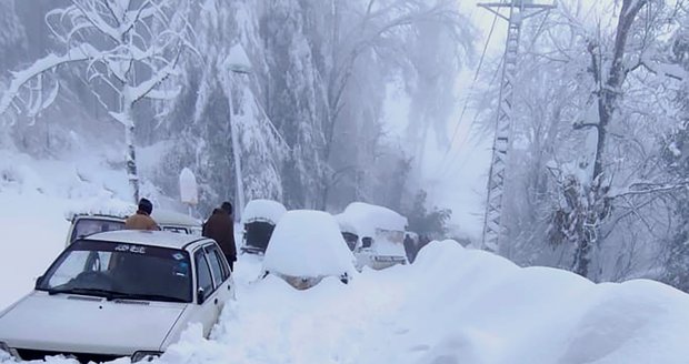 Cestu do oblíbeného horského střediska nepřežilo 22 lidí včetně dětí. Zemřeli v autech po sněhové bouři