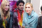 Češka (65) si vzala v Pákistánu mladíka (23).