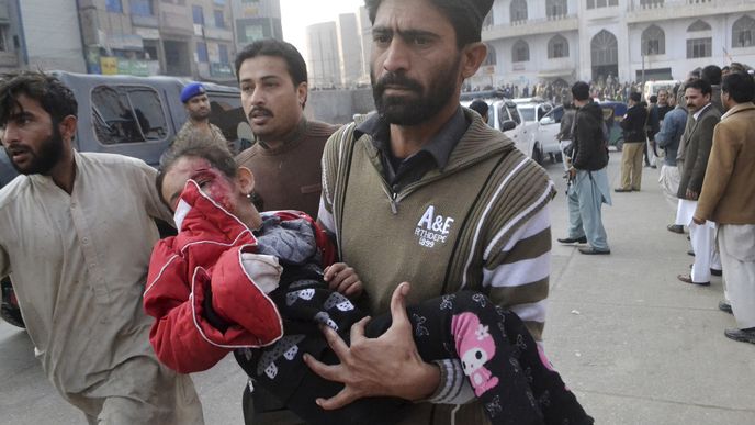 Prosincový masakr ve škole v Péšávaru, kde ozbrojenci z pákistánské odnože Talibanu zabili přes 150 lidí.