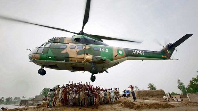 Jednou z možností, jak opustit postižené oblasti, je odlétající helikoptéra