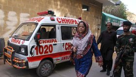 Mluvčí premiéra provincie Balúčistán Bušra Rind míří za příbuznými otrávených dětí do nemocnice.