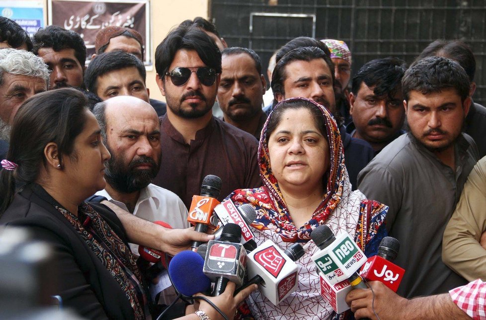 Rodině dětí kondolovala mluvčí premiéra provincie Balúčistán Bušra Rind.