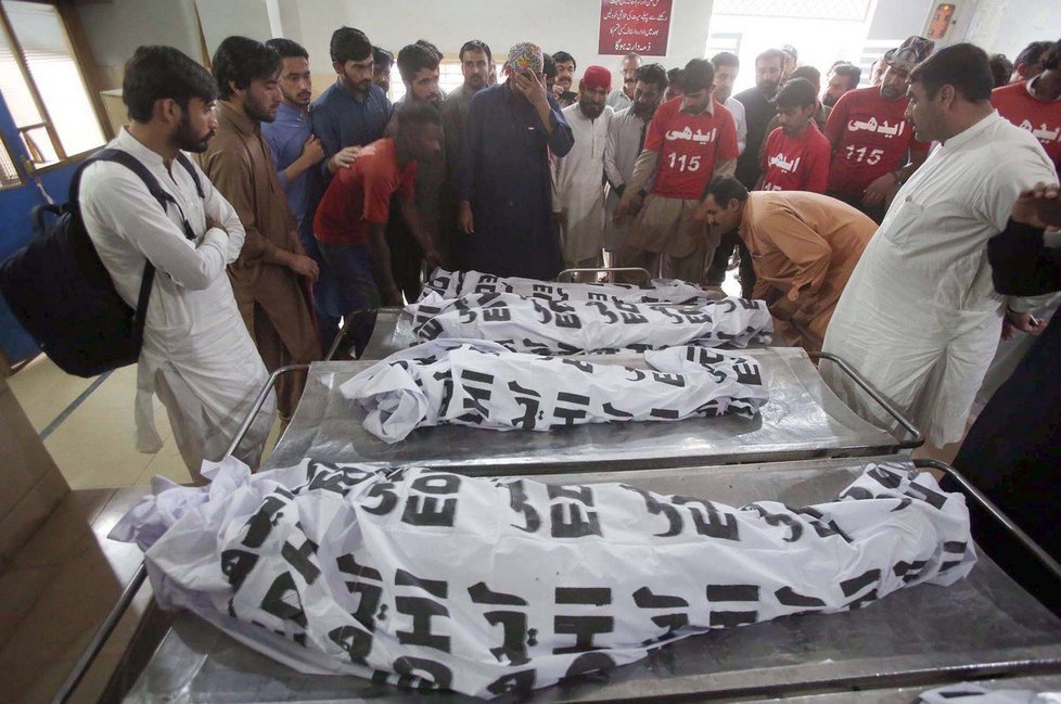 Na jihu Pákistánu zemřelo po jídle v restauraci pět malých dětí.