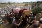 Pohřeb obětí sebevražedného útoku v Pákistánu