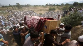 Pohřeb obětí sebevražedného útoku v Pákistánu