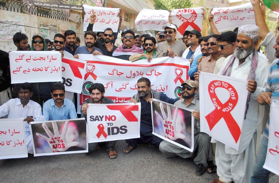 V Pákistánu je přes 23 tisíc lidí nakažených HIV, mezi nimi jsou i děti.