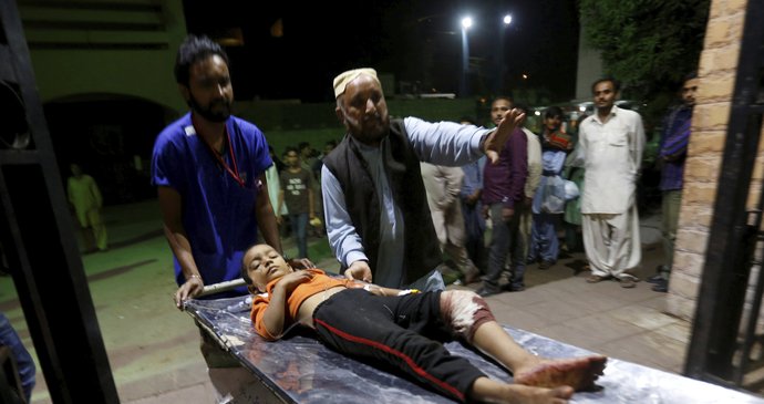 Exploze v pákistánské mešitě zabila nejméně 52 lidí, k útoku se hlásí ISIS.