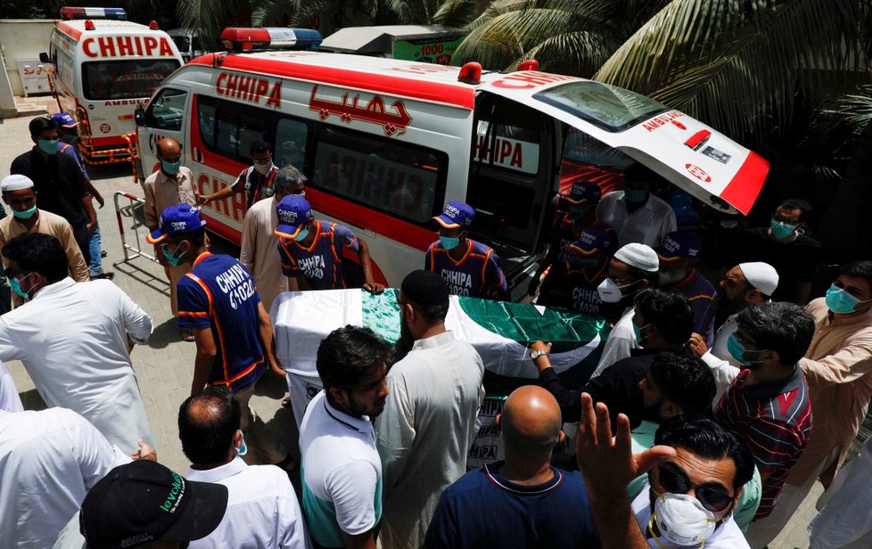Pohřeb obětí z havarovaného letadla v pákistánském Karáčí
