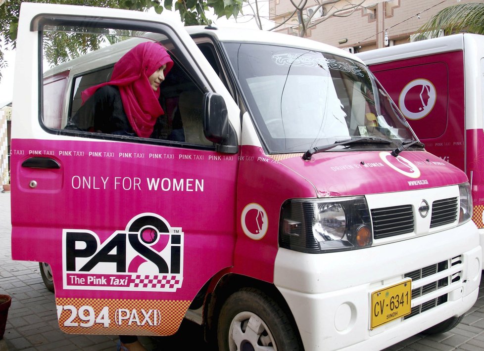 Exkluzivní taxislužba Paxi během svého křtu u příležitosti Mezinárodního dne žen v Karáčí 8. března 2017. Paxi je určena pro ženy a je řízena ženami.