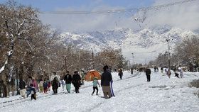 Sesuvy lavin v pákistánském Kašmíru si vyžádaly 57 obětí.