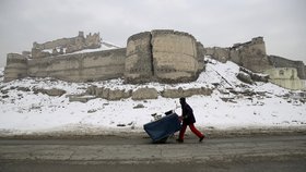 Sesuvy lavin v pákistánském Kašmíru si vyžádaly 57 obětí.