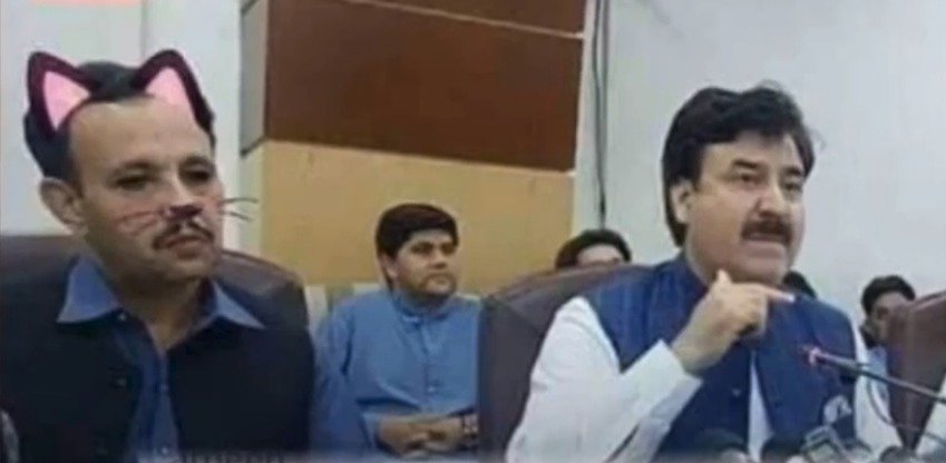 Brífink pákistánského ministra byl sdílel živě na facebooku, zaměstnanci zapomněli vypnout kočičí filtr.