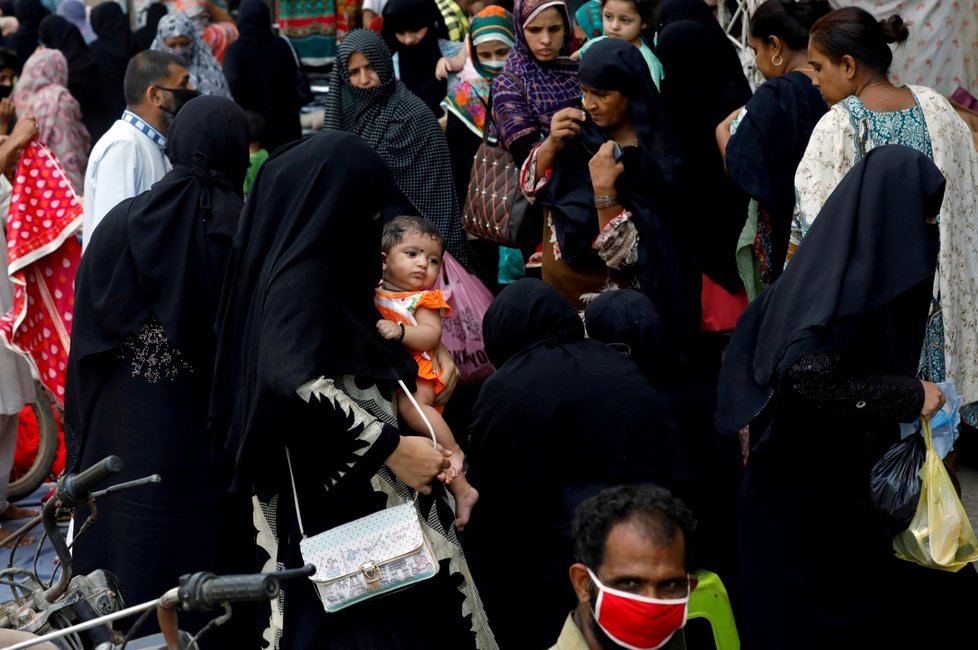 Koronavirus v Pákistánu: Tržiště je plné lidí a i přes riziko nákazy zde není moc lidí s rouškou (12.5.2020)