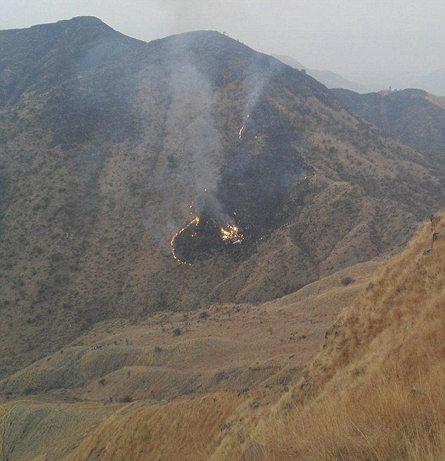 Pákistánské letadlo se zřítilo v horách.