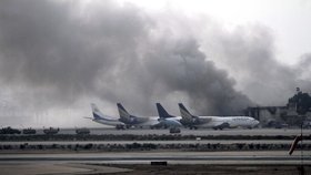 Hustý dým stoupající z letiště v Karáčí: Teroristi zaútočili na letadla