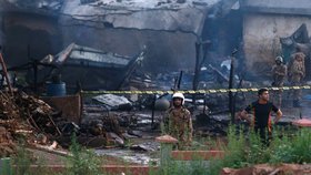 Vojenský letoun v Pákistánu spadl na domy, nejméně 17 mrtvých