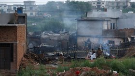 Vojenský letoun v Pákistánu spadl na domy, nejméně 17 mrtvých