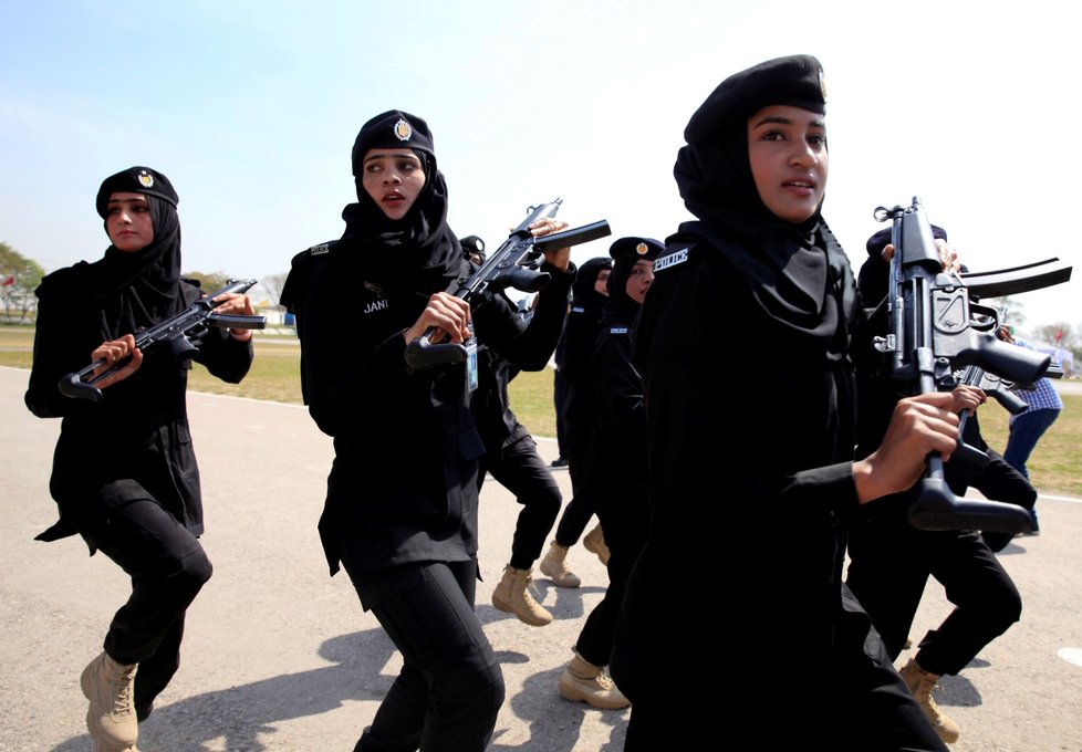 Ženy v řadách pákistánské policie pochodují při příležitosti Mezinárodního dne žen (8. 3. 2018, Islamabád)