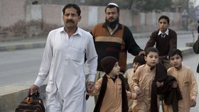 Hrůza v Pákistánu: Tálibánci zaútočili na školu, kde bylo kolem pěti stovek dětí