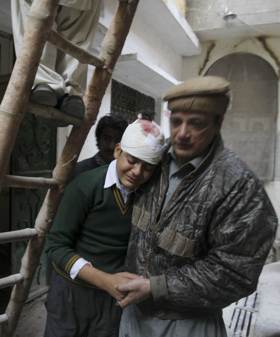 Více jak stovka obětí, více jak stovka zraněných po masakru vpákistánské škole