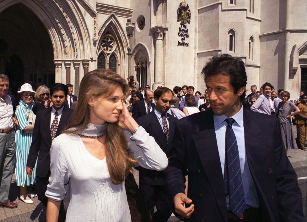 Novým pákistánským premiérem je napravený playboy a kriketový kapitán Imran Chán. Na archivním snímku s manželkou Jemimou.
