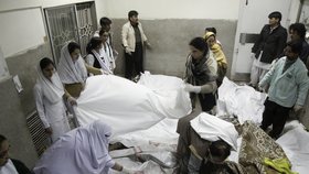 Pákistánští doktoři a dobrovolníci odklízí mrtvoly po dnešním útoku na tržišti v šíitské části města