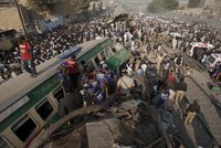 Po srážce vlaků 19 mrtvých a 50 zraněných. V soupravách bylo tisíc lidí