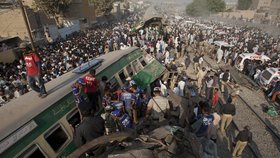 V Pákistánu se srazily 2 vlaky. Neštěstí si vyžádalo několik desítek obětí.