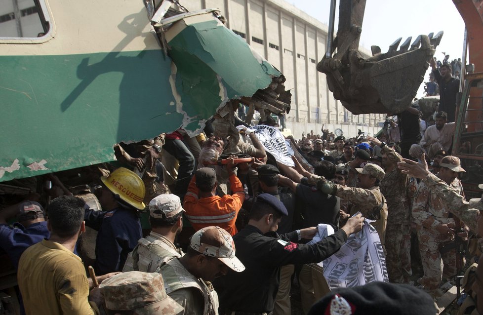 V Pákistánu se srazily dva vlaky. Neštěstí si vyžádalo dvě desítky obětí.