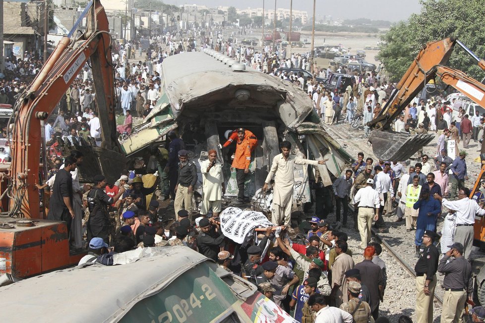 Tohle zbylo po srážce dvou vlaků v Pákistánu.