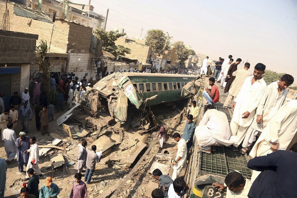 Tohle zbylo po srážce dvou vlaků v Pákistánu.