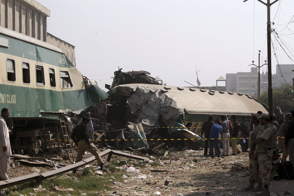 V Pákistánu se srazily dva vlaky. Neštěstí si vyžádalo dvě desítky obětí.
