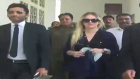 Pašeračka Tereza u pákistánského soudu (2. července 2018).