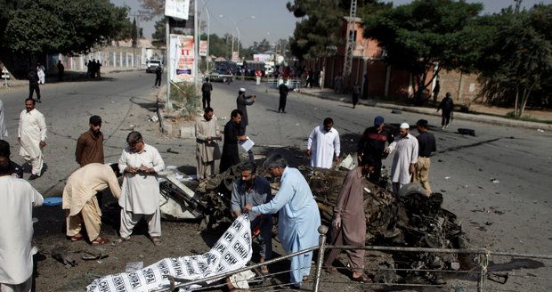 Dva výbuchy za tři minuty: Útoky v Pákistánu zabily 73 lidí